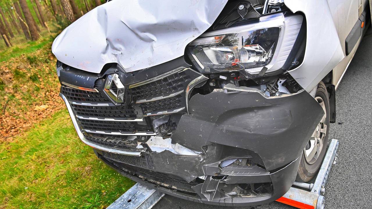 De voertuigen konden niet meer verder (foto: Rico Vogels / Persbureau Heitink).