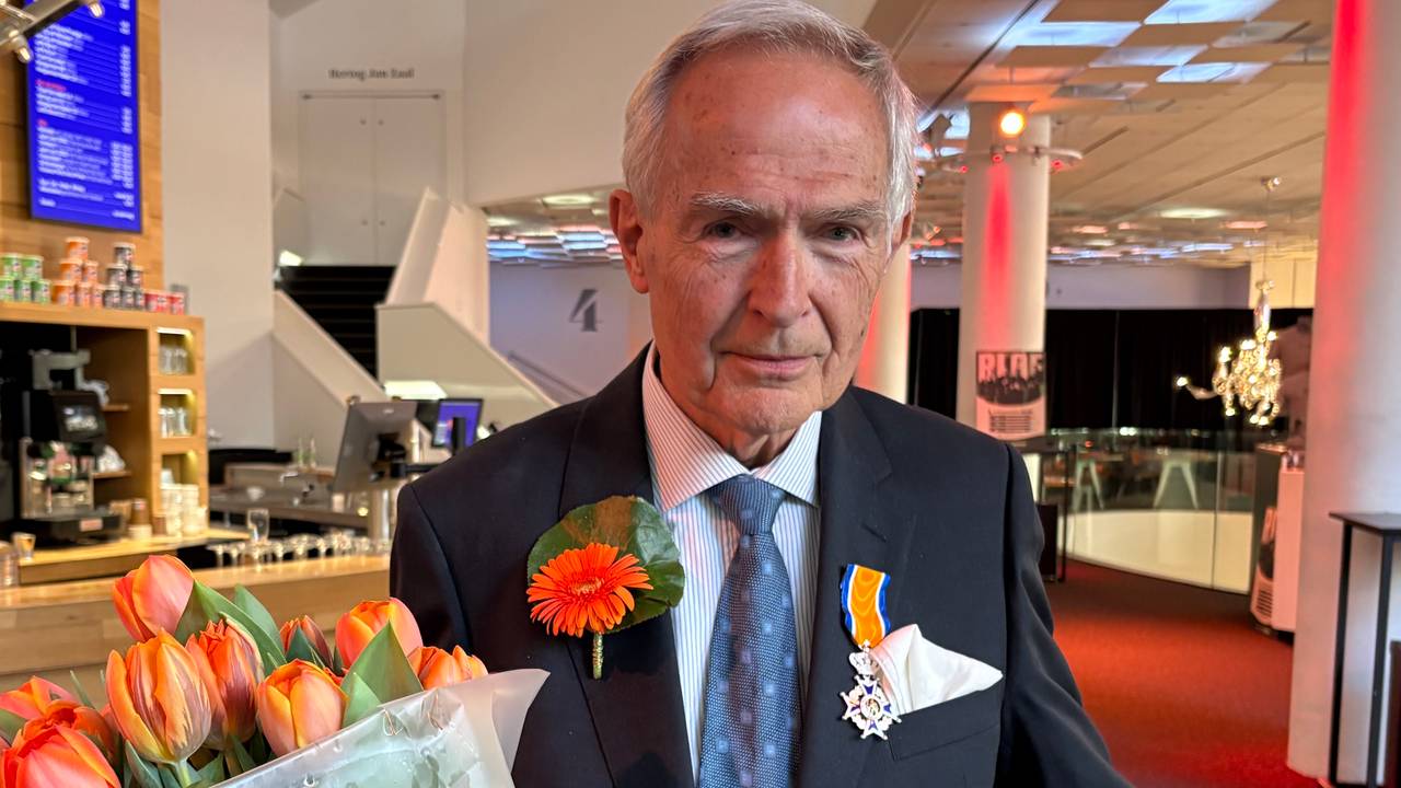 Anton Kotte is vereerd met zijn koninklijke onderscheiding (foto: Rogier van Son)