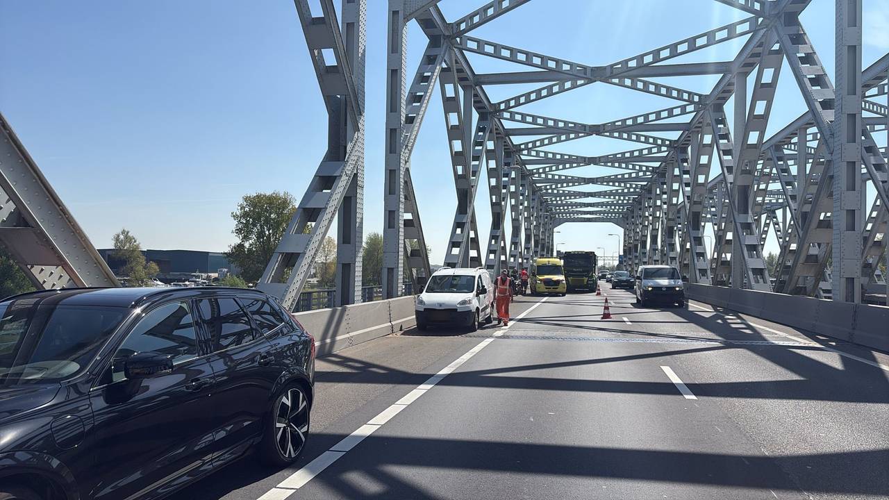 De rechterrijstrook is dicht (foto: Rijkswaterstaat).