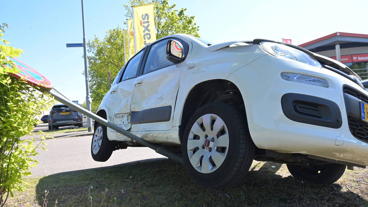Auto crasht tegen verkeersbord na botsing met andere auto