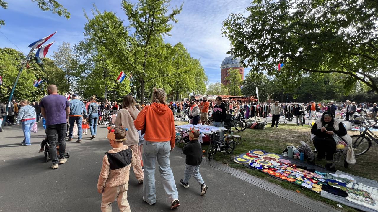 Het is gezellig druk in het stadspark in Breda (foto: Henk Voermans).