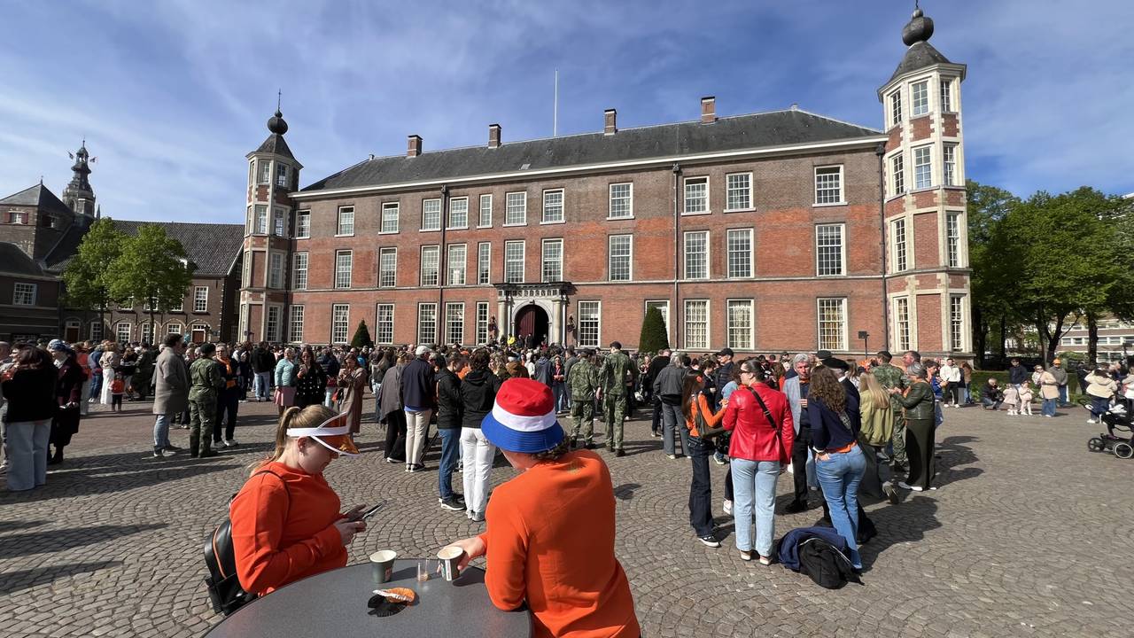 Bij de KMA is een buitengewone vlaggenparade bezig (foto: Henk Voermans).