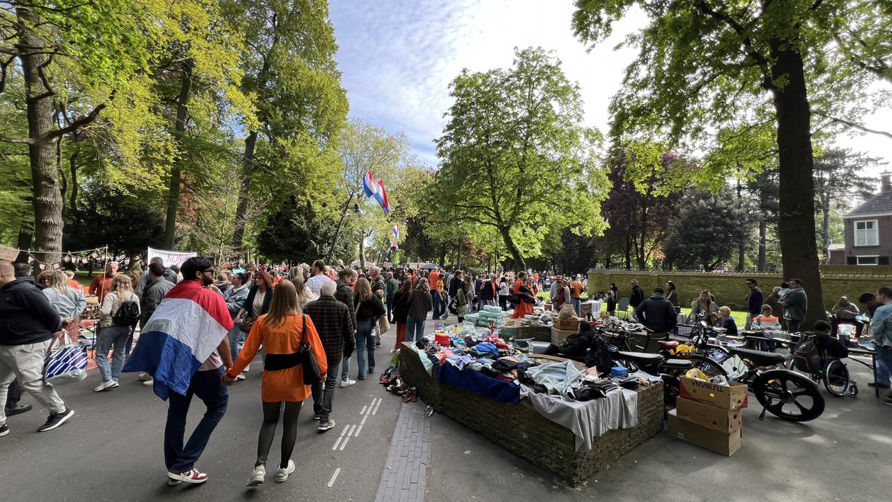 Met het heerlijke weer slenteren veel mensen over de vrijmarkt in Breda (foto: Henk Voermans).