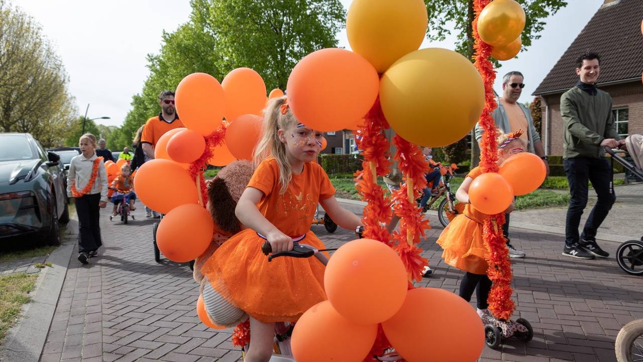 De kinderen hadden hun fietsen feestelijk versierd (foto: Albert Hendriks).