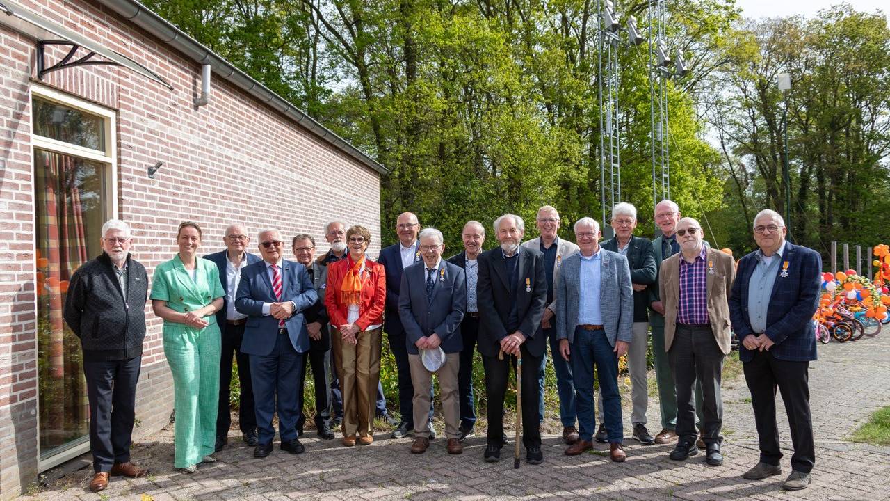 De (oud-)gedecoreerden in de Orde van Oranje-Nassau werden in het zonnetje gezet (foto: Albert Hendriks).