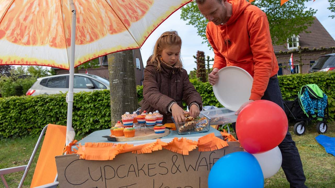 Op de vrijmarkt worden er veel lekkernijen verkocht (foto: Albert Hendriks).