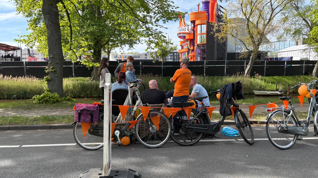 Deze mensen kunnen 538 Koningsdag vanaf de straat volgen (foto: Ruud Ritzen / Omroep Brabant).