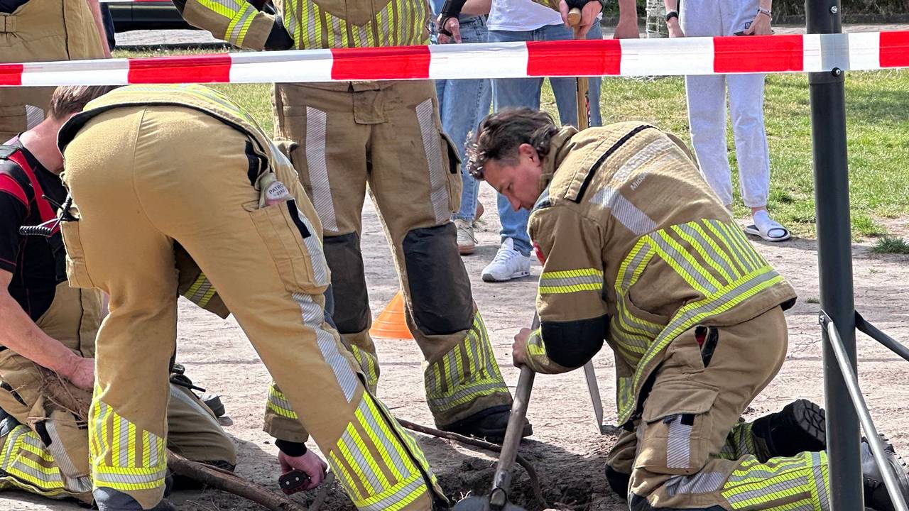 Sinkhole ontdekt op speelveldje in Breda (foto: Perry Roovers / Persbureau Heitink).