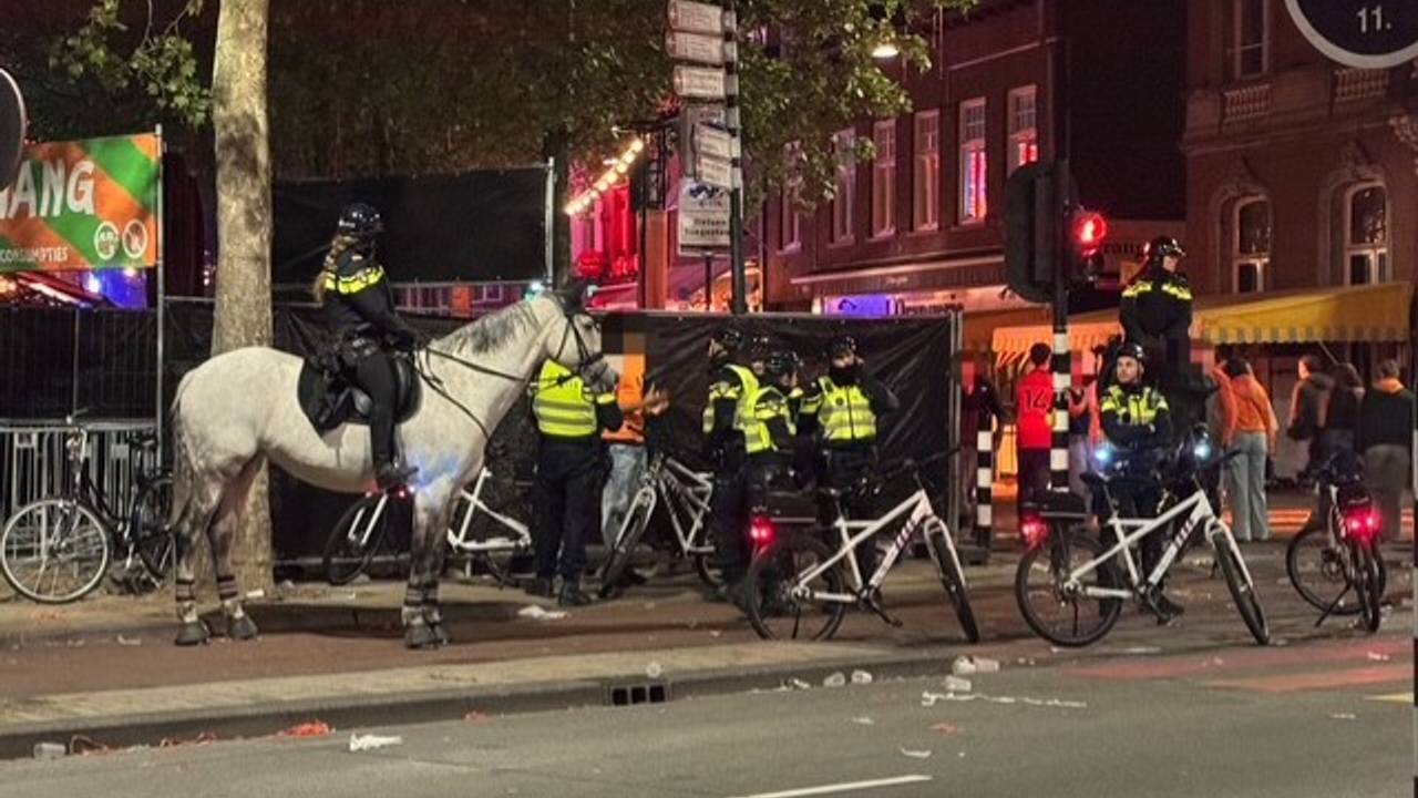 Mishandeling van agent op de Heuvel in Tilburg (foto: Dylan van Mourik).