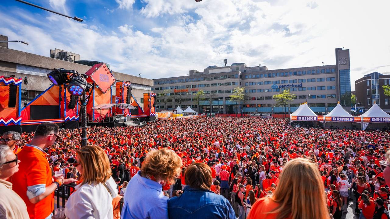 Op het Stadhuisplein in Eindhoven staat het bomvol (foto: SQ Vision).