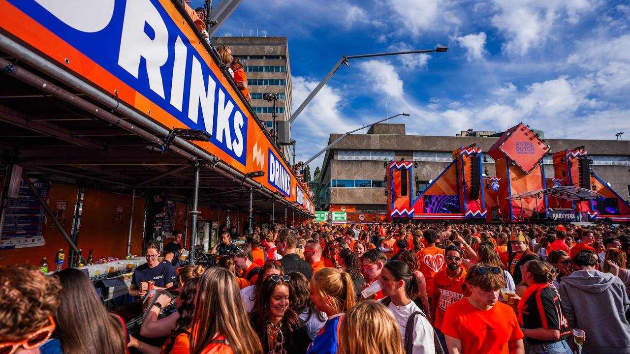 Wie een drankje wil halen, moet even geduld hebben op het Stadhuisplein (foto: SQ Vision).