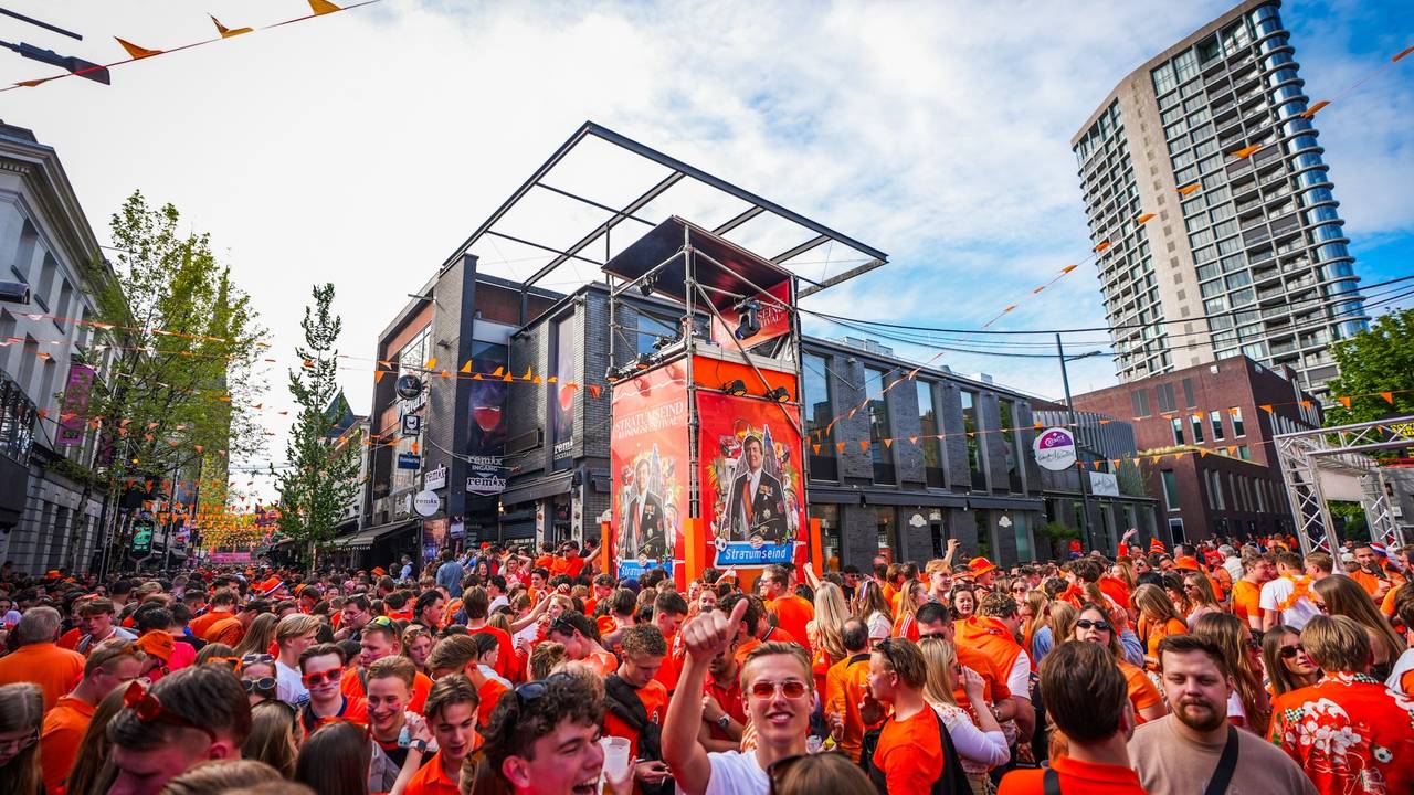 Ook in andere straten in Eindhoven staat het goed vol (foto: SQ Vision).