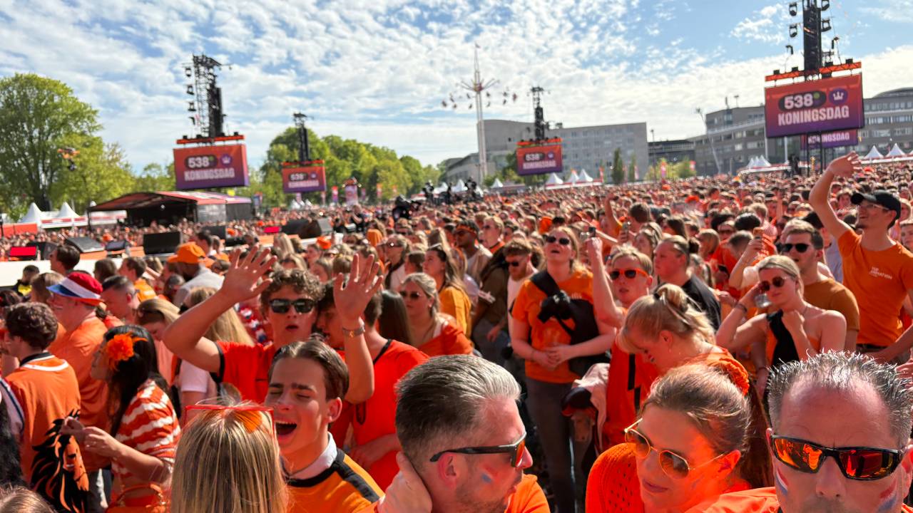 Handjes in de lucht (foto: Ruud Ritzen / Omroep Brabant).