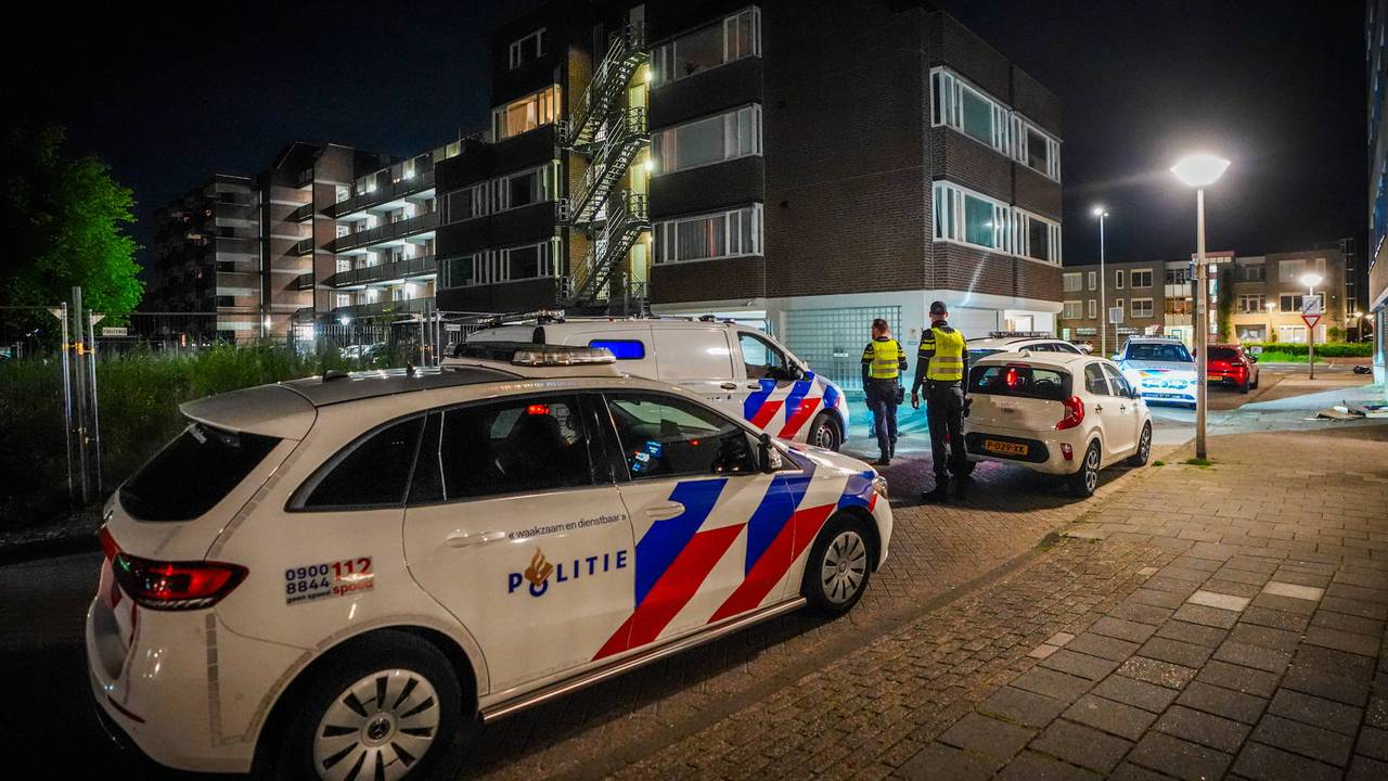 Politie is aanwezig bij de steekpartij bij Café040 (foto: Persbureau Heitink).