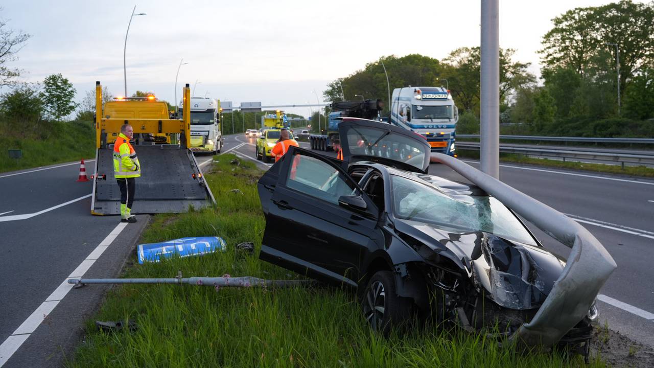 Auto raakt van de weg in Kaatsheuvel, bestuurder spoorloos
