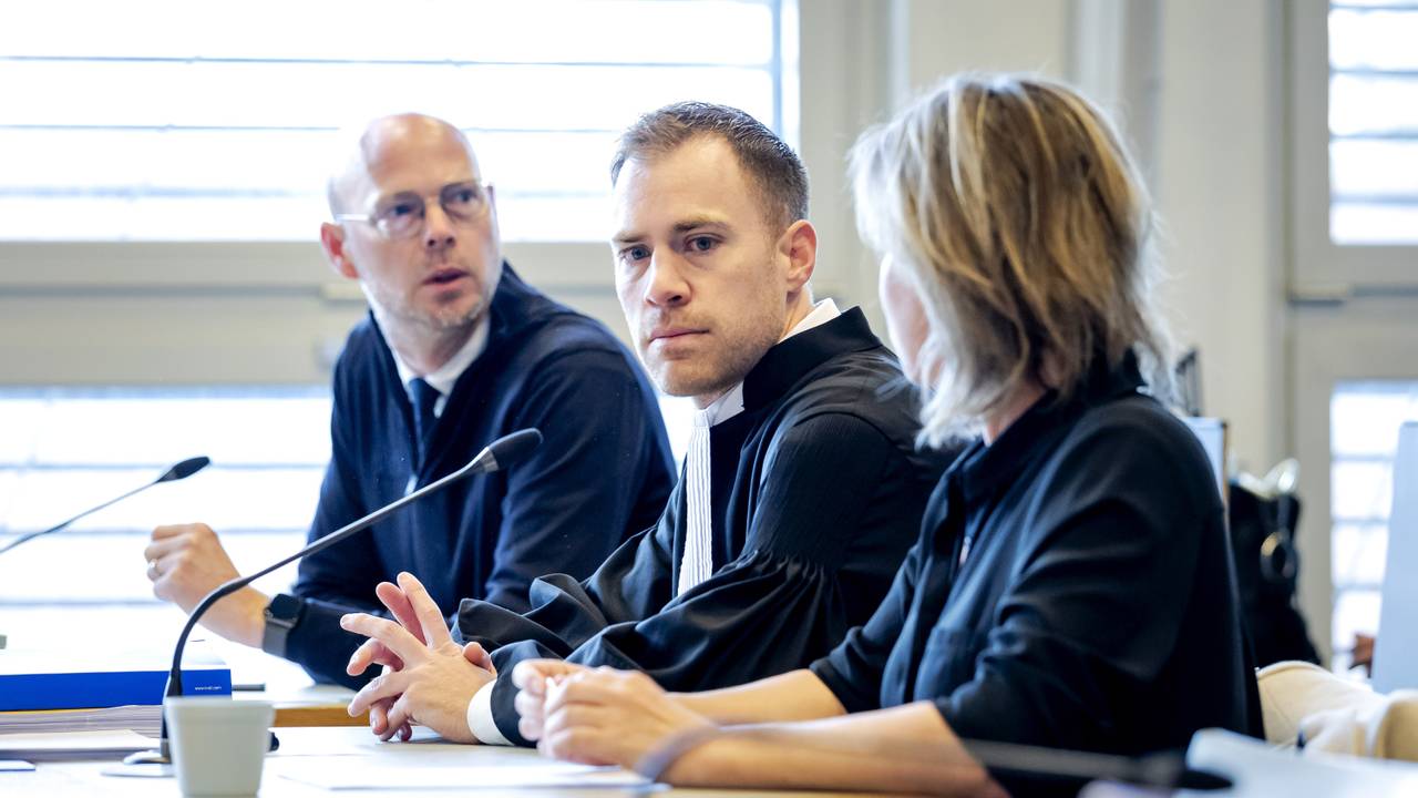 NAC-directeur Remco Oversier (links) met naast hem advocaat Tim Wilms (foto: ROBIN VAN LONKHUIJSEN / ANP).