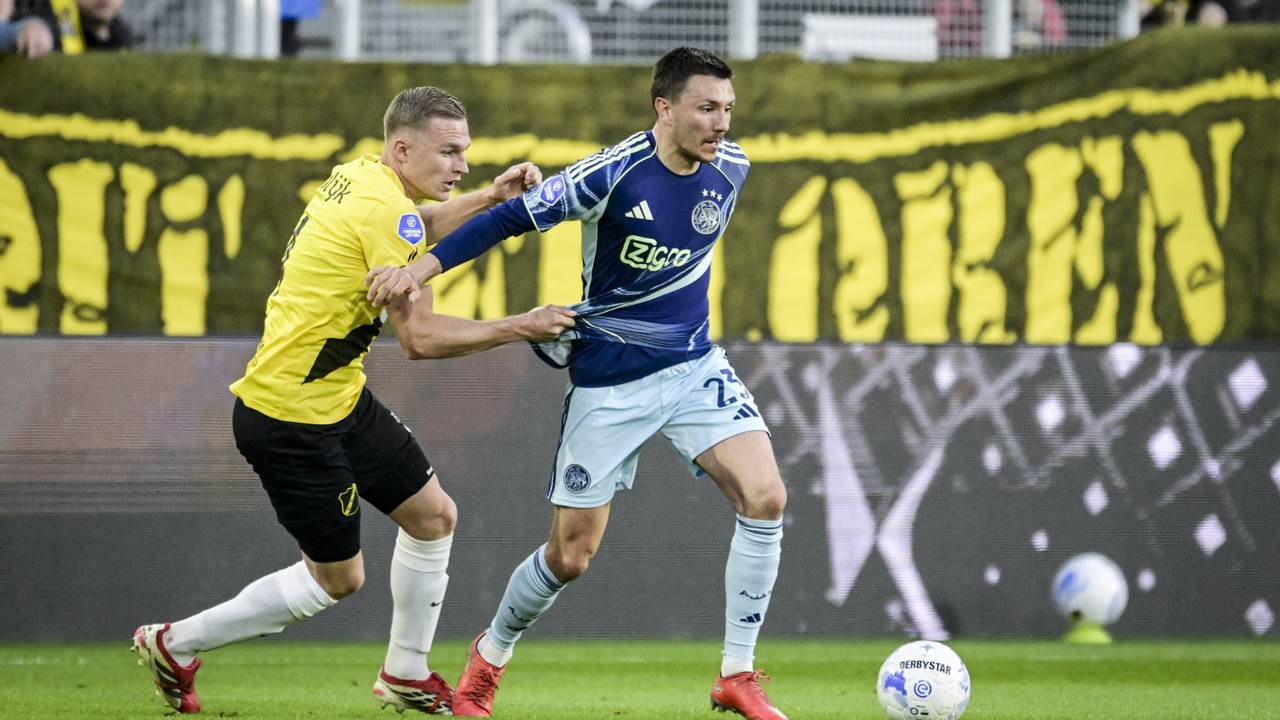 NAC-aanvoerder Boy Kemper in duel met Ajax-speler Steven Berghuis (foto: Olaf Kraak, ANP).