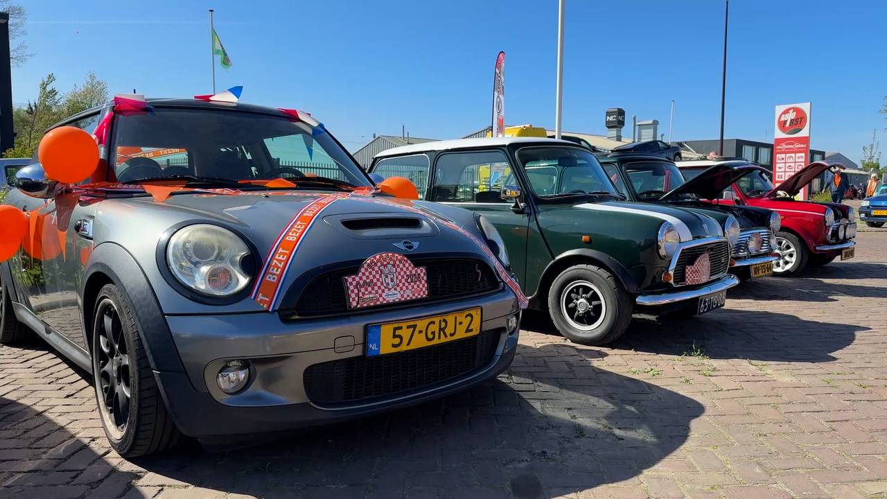 43 liefhebbers van oldtimers kwamen zondag in Oudenbosch samen om een route door West-Brabant te rijden geheel in Koningsdagthema (foto: Wilco Zonneveld).