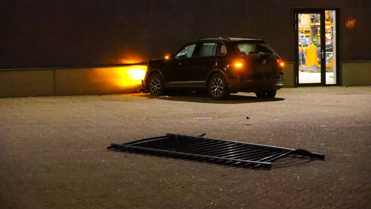 Auto die crashte tegen gebouw Veghel was gestolen, bestuurder onder invloed