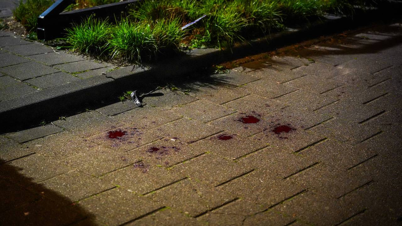 Man met steekwonden gevonden, onderzoek naar verband met gewonde man in bus