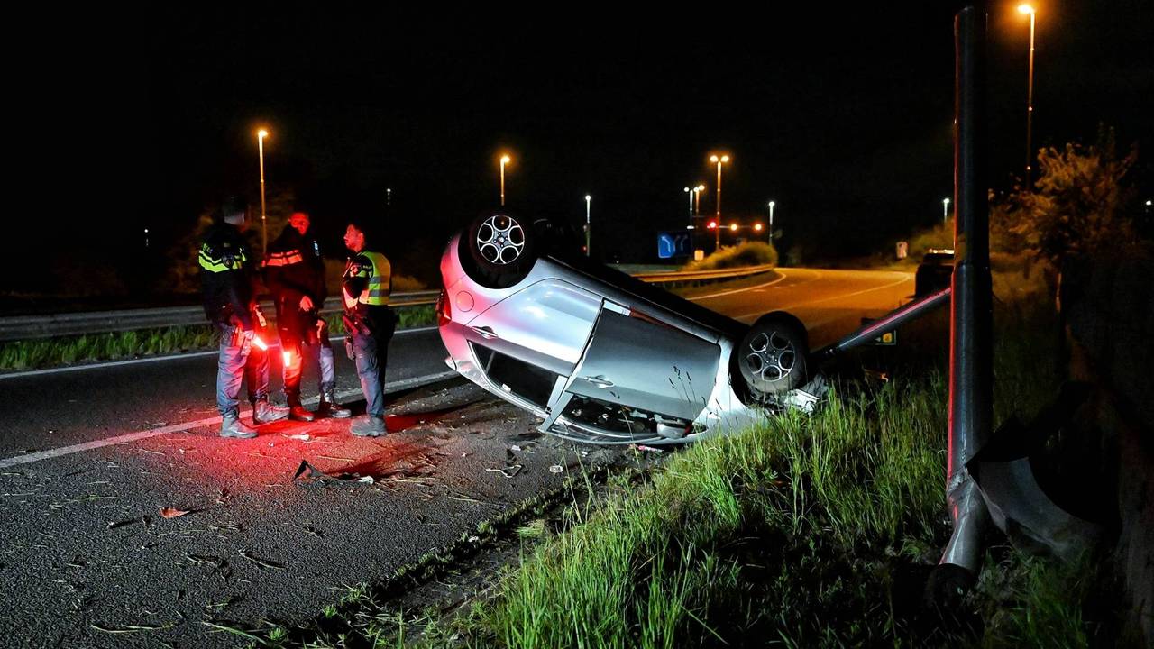 De auto op de A65 bij Berkel-Enschot belandde bij de crash ondersteboven (foto: Toby de Kort/Persbureau Heitink).