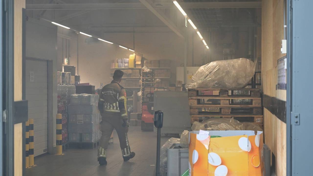 De brand ontstond in de papierpers in het magazijn van de Aldi-supermarkt in Tilburg (foto: Toby de Kort/Persbureau Heitink).