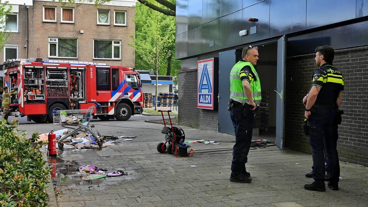 Vanwege de brand kwamen de brandweer en de politie naar de Aldi-supermarkt in Tilburg (foto: Toby de Kort/Persbureau Heitink).