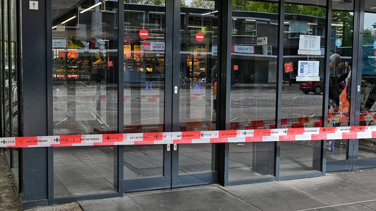 Vanwege de brand werd de Aldi-supermarkt in Tilburg gesloten (foto: Toby de Kort/Persbureau Heitink).
