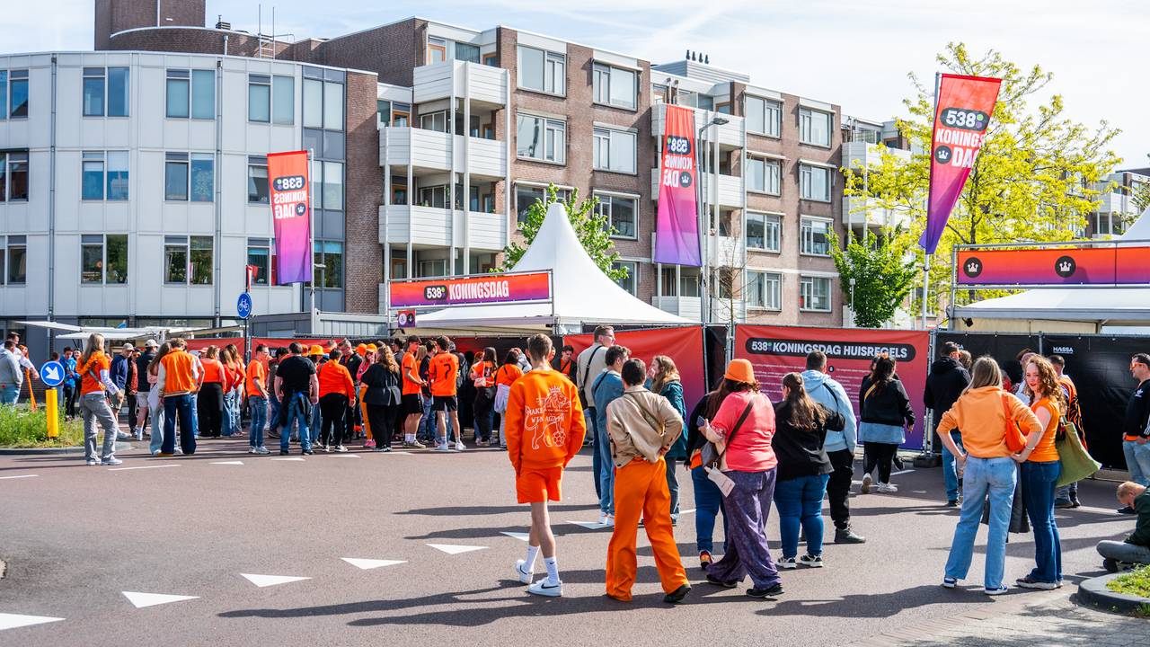 Eerste bezoekers van 538 Koningsdag (foto: Tom van der Put / Persbureau Heitink).