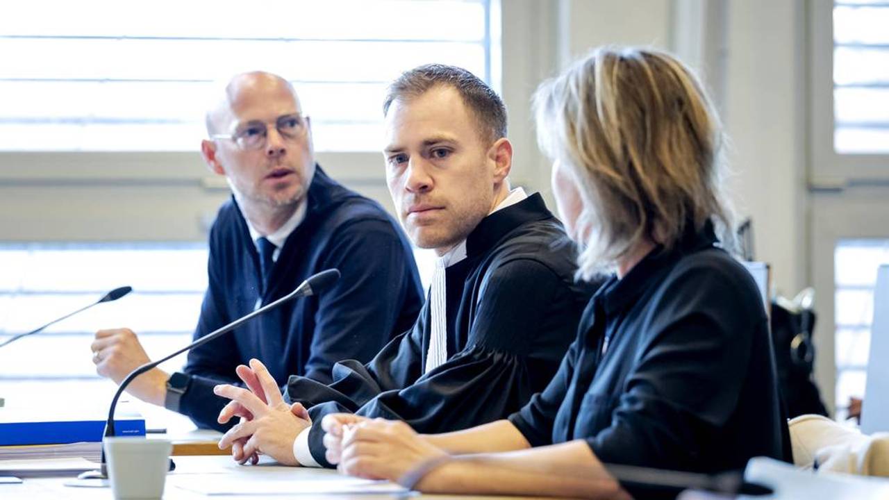 NAC-directeur Remco Oversier (links) met naast hem advocaat Tim Wilms (foto: ROBIN VAN LONKHUIJSEN / ANP).