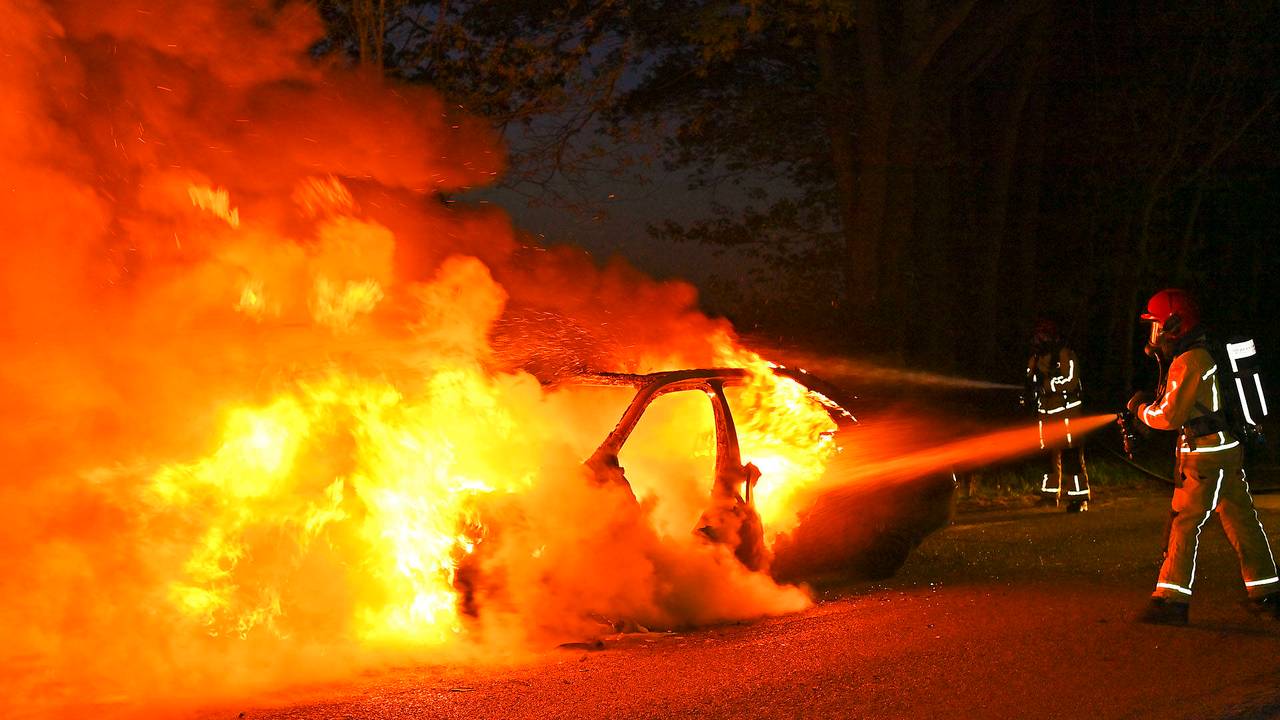'Droomauto' vliegt in brand, twee mannen ontsnappen aan vlammenzee
