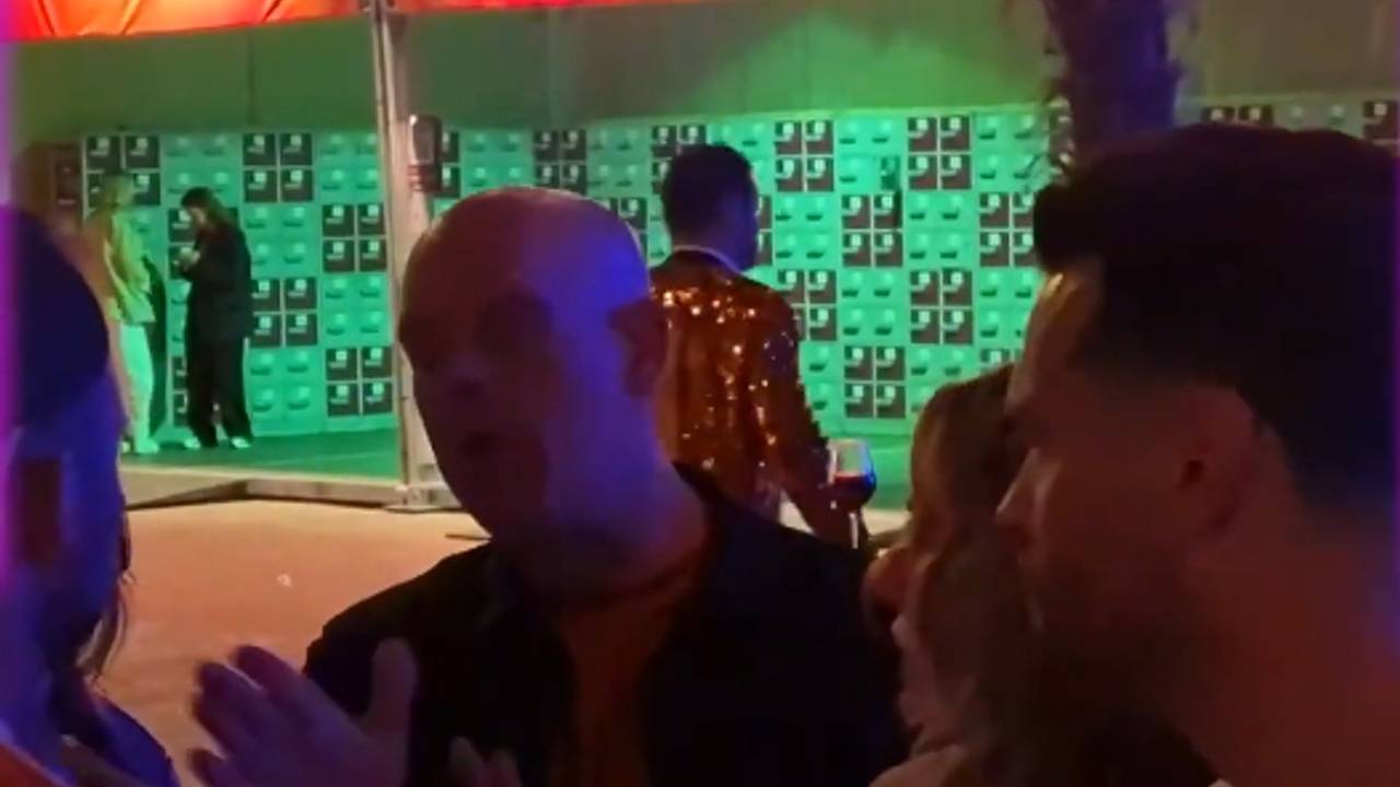 Michael van Gerwen kreeg een rake klap op Koningsnacht in Den Bosch (beeld: Roddelpraat).