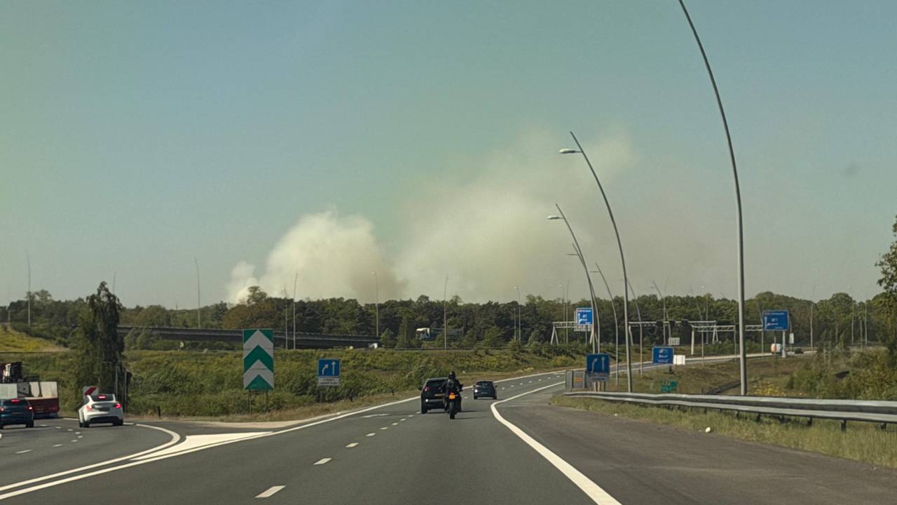Rookwolken boven de snelweg (foto: Persbureau Heitink).