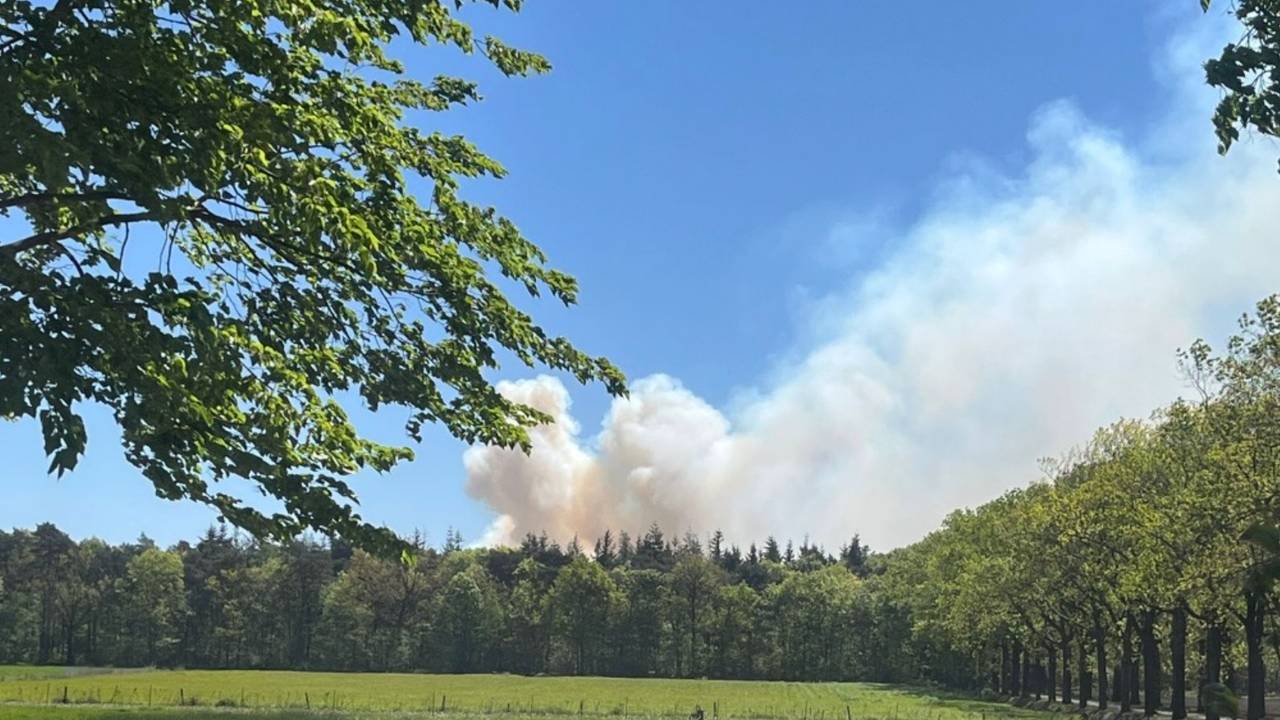 Grote brand op Oirschotse Heide dicht bij militair oefenterrein