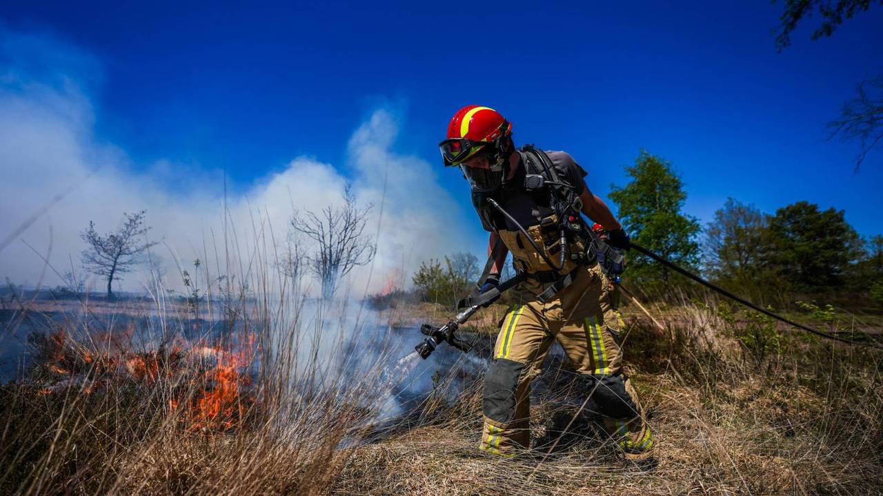 Zeer grote brand op Oirschotse Heide (foto: Persbureau Heitink).