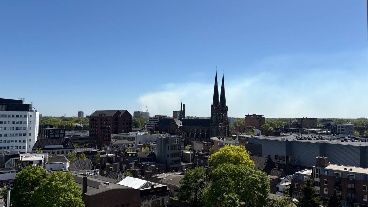 De bosbrand op de Oirschotse Heide vanuit Tilburg (foto: Tais Gemen - Lourinho da Silva)