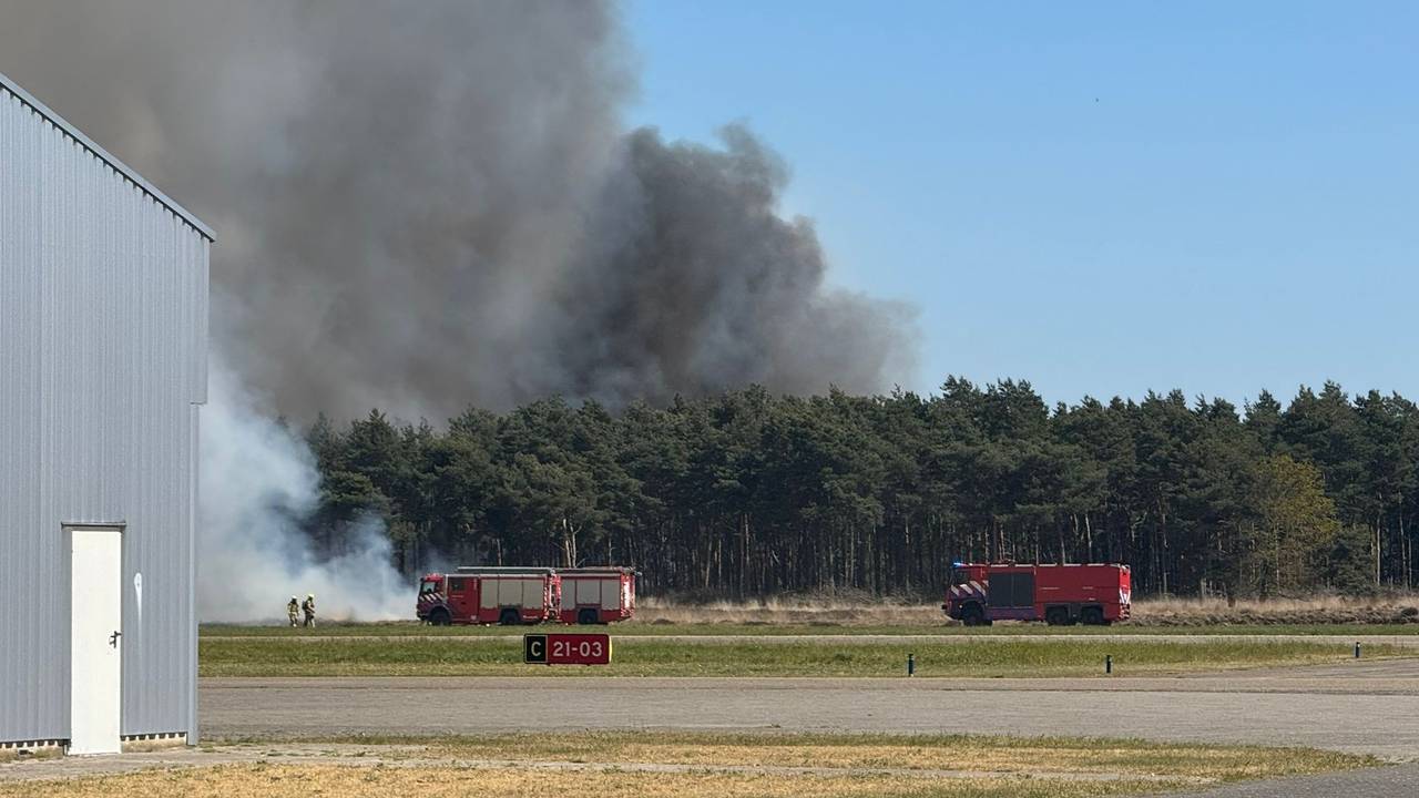 De brandweer probeert te voorkomen dat de brand overslaat op de kerosinetanks (foto: Kempen Airport)