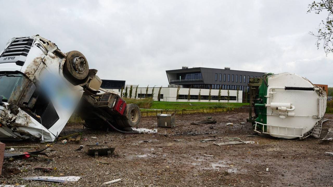 Een vrachtwagen belandde op het oorlogsmonument in de Borcharenpolder in Werkendam (foto: Erik Haverhals/Persbureau Heitink)