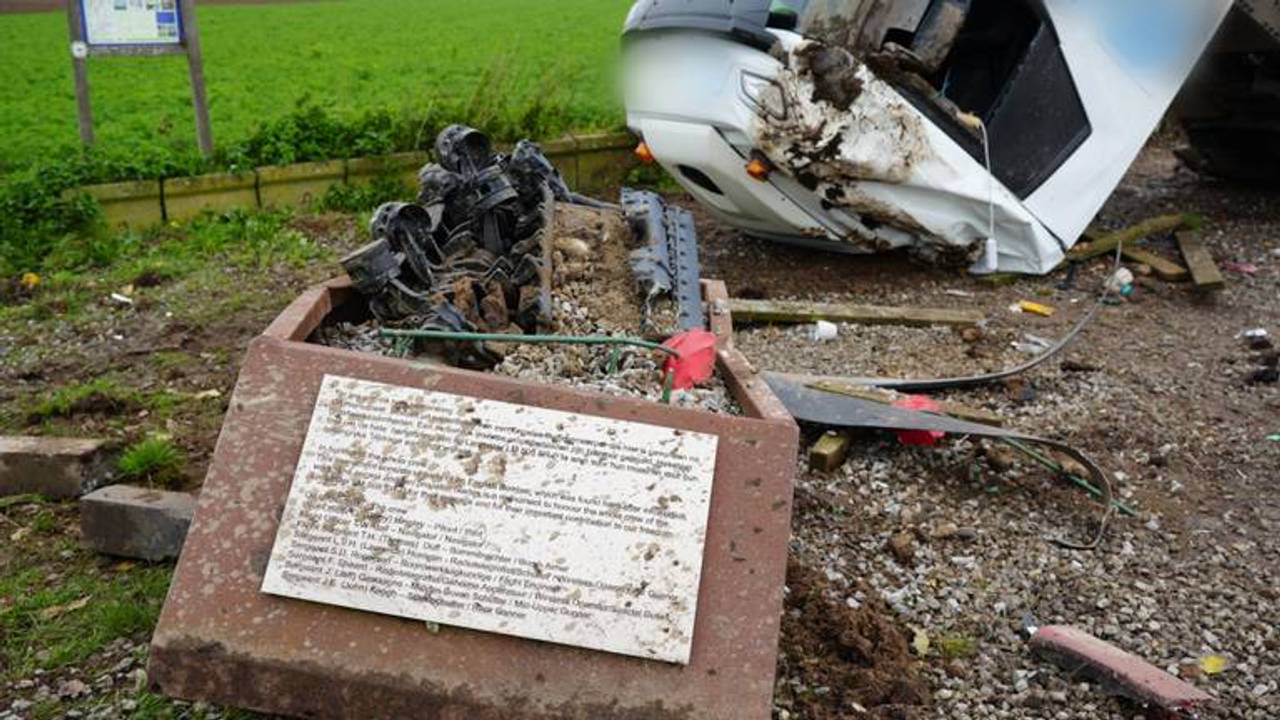 De ravage die de vrachtwagen aanrichtte aan het oorlogsmonument (foto: Erik Haverhals/Persbureau Heitink)