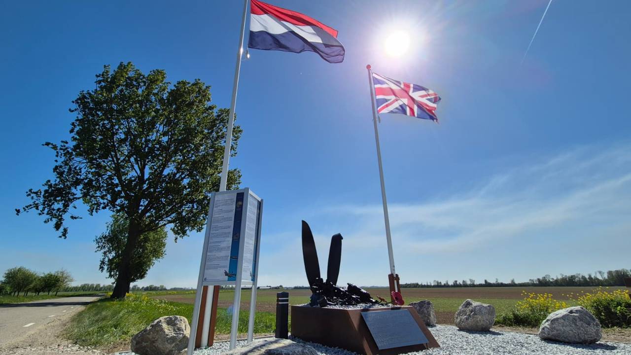 Het oorlogsmonument in Werkendam, dat in oktober zwaar beschadigd raakte door een vrachtwagen, is in ere hersteld (foto: Niek de Bruijn)