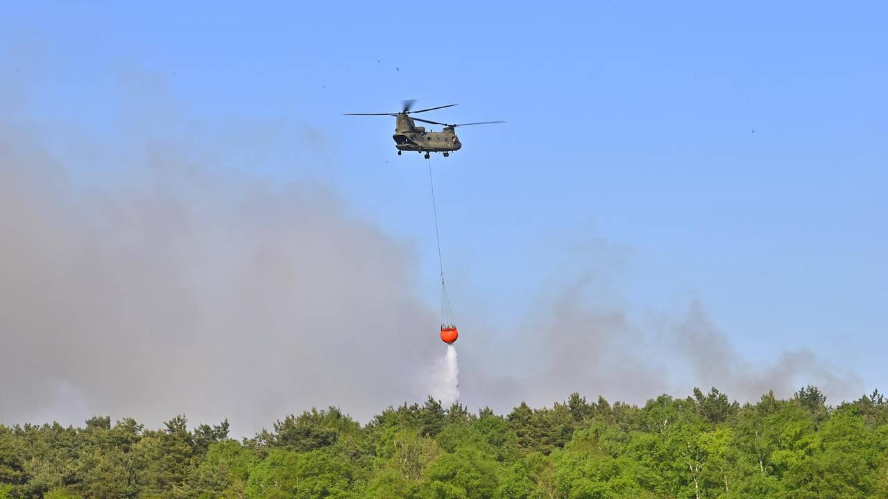 Chinook helpt met blussen (foto: Rico Vogels/SQ Vision).