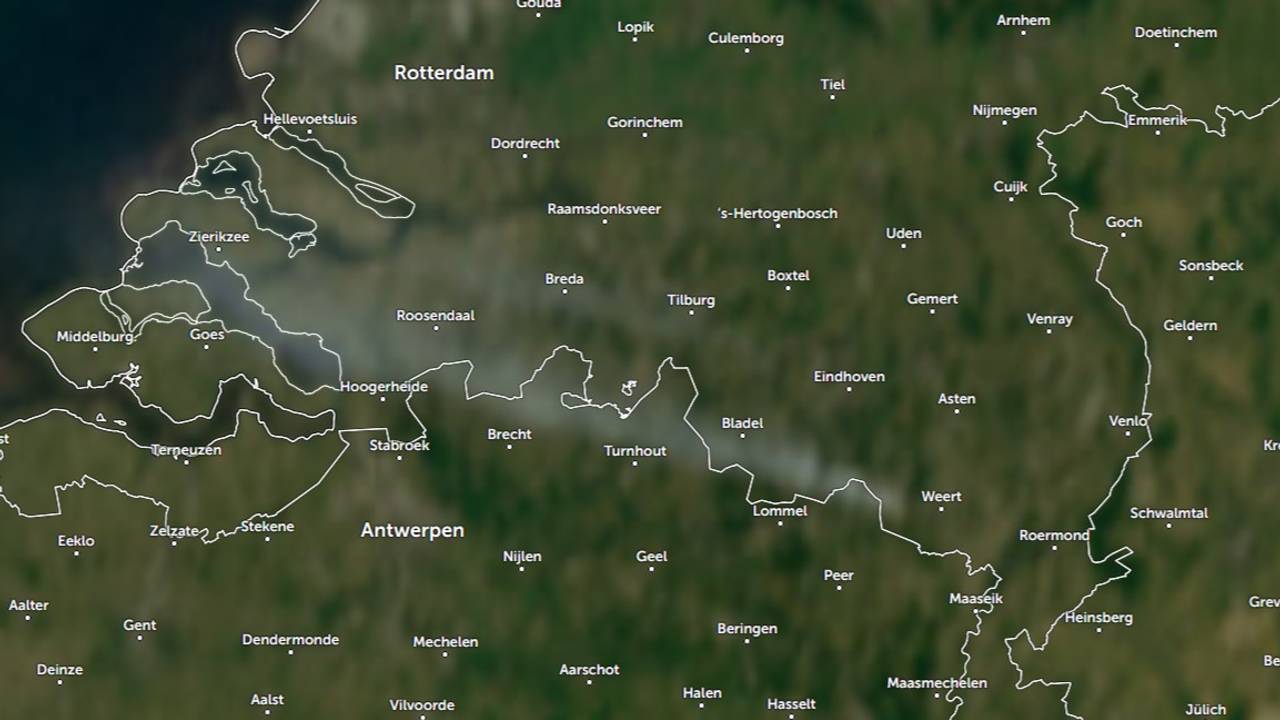 De rook boven Brabant (foto: Zoom Earth).