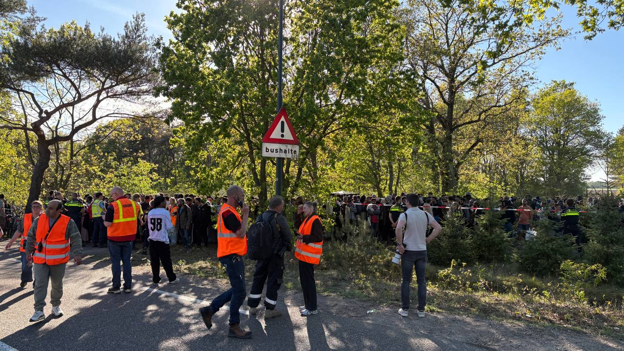 Bewoners van het azc buiten (foto: Alice van der Plas/Omroep Brabant).