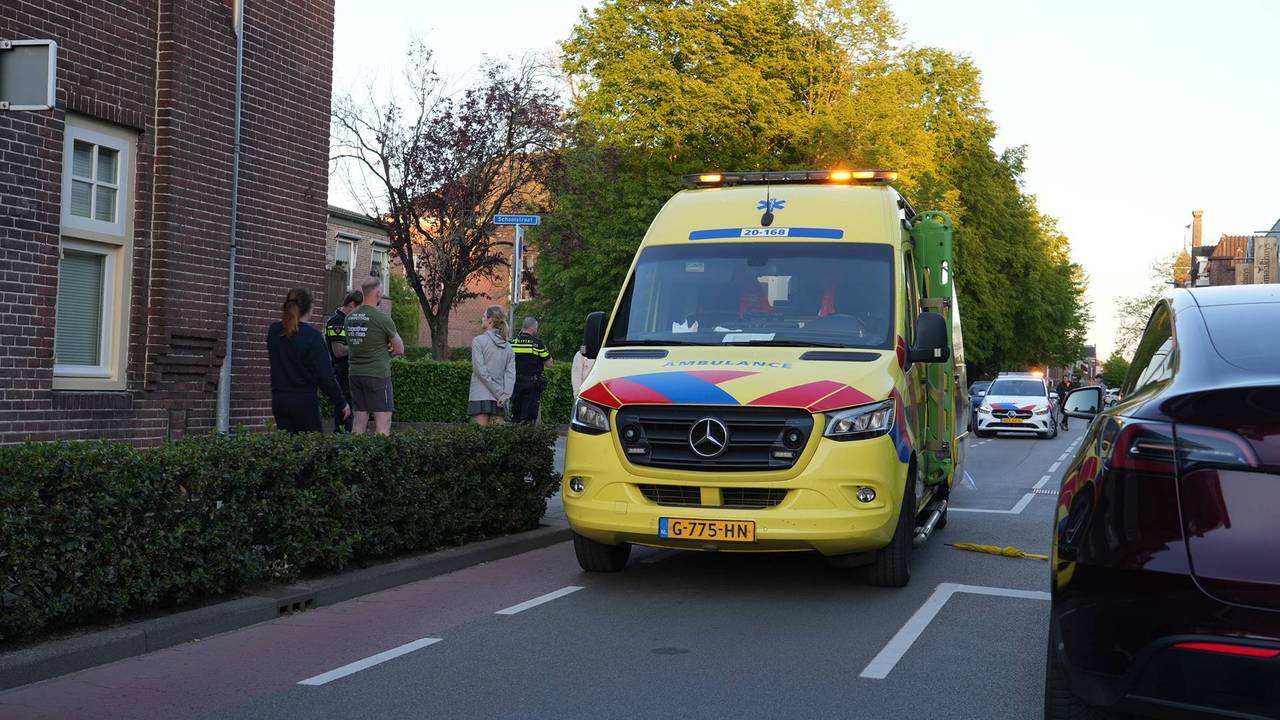 De vrouw is met spoed naar het ziekenhuis gebracht (foto: Jeroen Stuve / Persbureau Heitink).