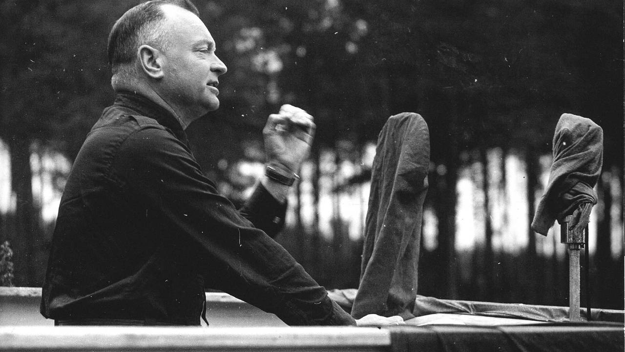 Anton Mussert houdt een rede tijdens een bijeenkomst in 1942 (Nationaal Archief/Collectie Spaarnestad/ANP)