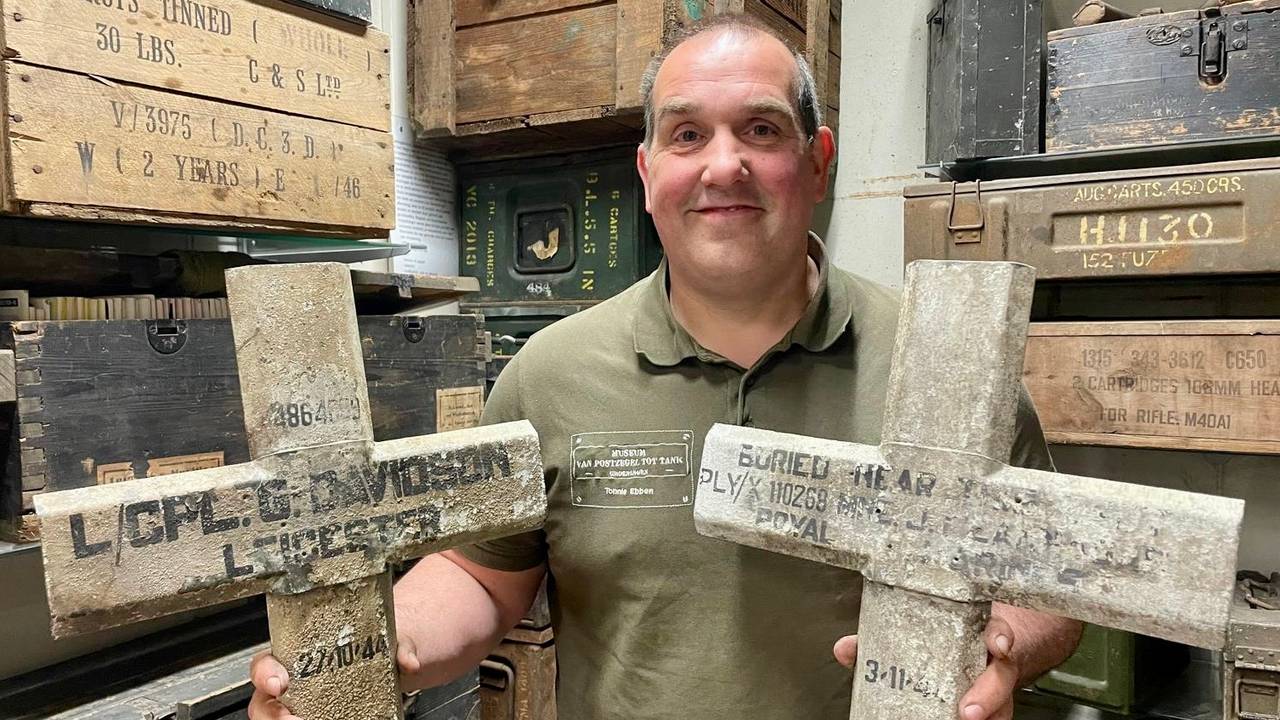 Tonnie Ebben draagt de veldkruizen over aan het bezoekerscentrum in Bergen op Zoom 