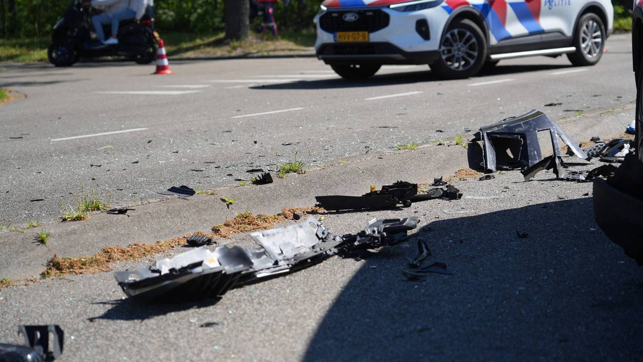 Vrouw gewond bij botsing op kruising in Tilburg (foto: Jeroen Stuve/Persbureau Heitink).