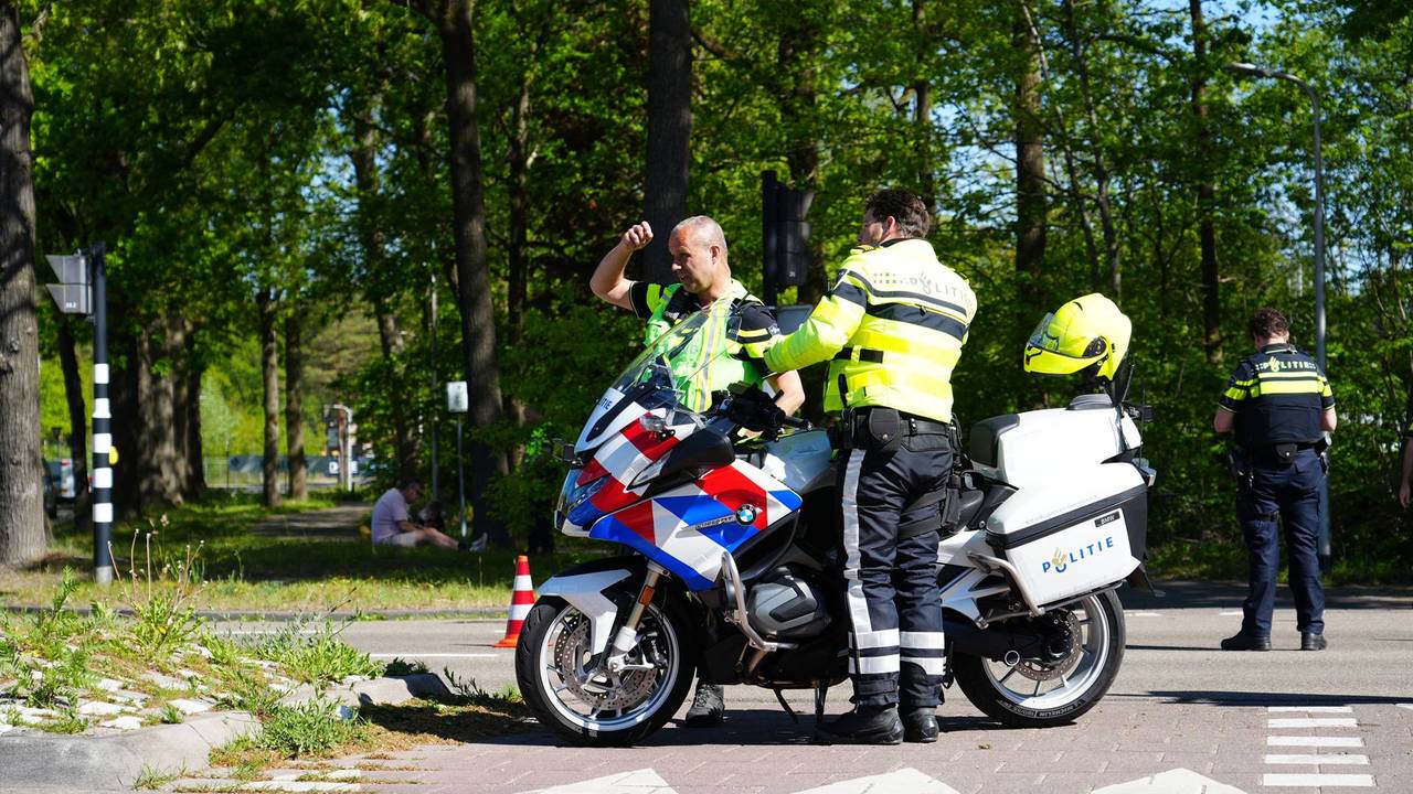 Vrouw gewond bij botsing op kruising in Tilburg (foto: Jeroen Stuve/Persbureau Heitink).