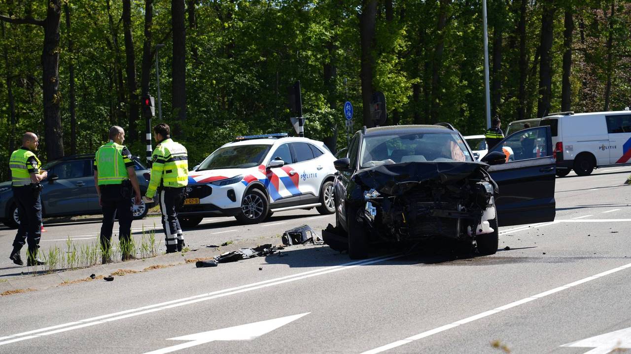 Vrouw gewond bij botsing tussen twee auto's op kruising in Tilburg