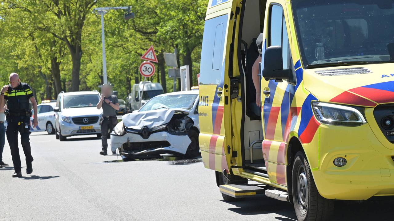 Botsing met drie auto's in Breda: één auto weggesleept